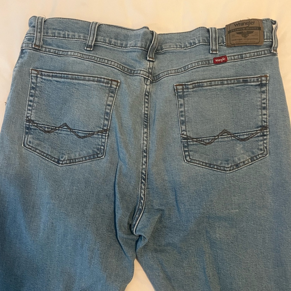 S O L D! Men’s Wrangler Relaxed Bootcut Jeans